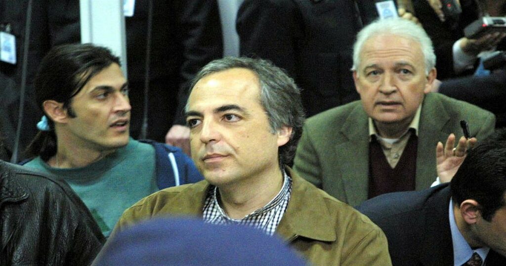 Με πόσα χρόνια φυλακή καταδικάστηκαν τα μέλη της 17Ν; Ποιοι αποφυλακίστηκαν και ποιοι παραμένουν στην φυλακή;