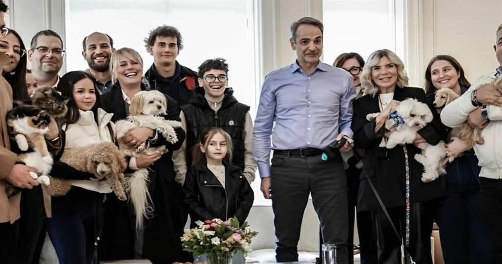 Βίντεο Μητσοτάκη από τη συνάντηση με τους επαναπατρισθέντες από τη Μέση Ανατολή με τα ζώα συντροφιάς τους