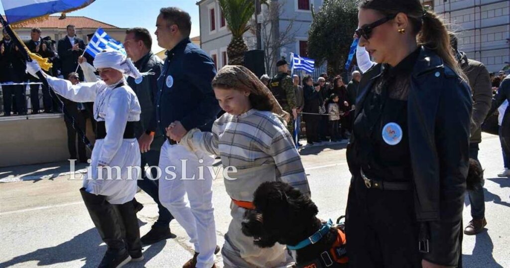 Από τις πιο δυνατές στιγμές της 25ης Μαρτίου η παρέλαση της μικρής Φωτεινής και του σκύλου βοηθού της