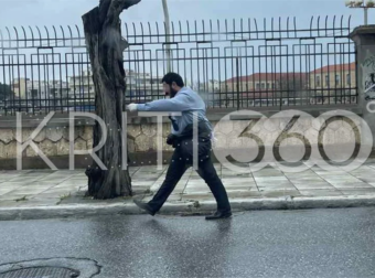 25η Μαρτίου: Παρέλασε μόνος του μετά την ακύρωση των εορτασμών λόγω της κακοκαιρίας