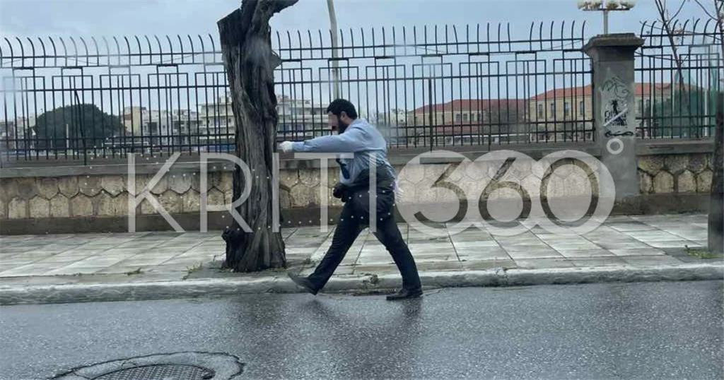 25η Μαρτίου: Παρέλασε μόνος του μετά την ακύρωση των εορτασμών λόγω της κακοκαιρίας