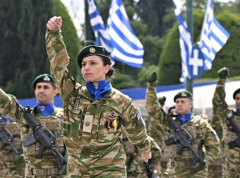 25η Μαρτίου: Ρίγη συγκίνησης στο Σύνταγμα – Φωτογραφίες και βίντεο από την στρατιωτική παρέλαση