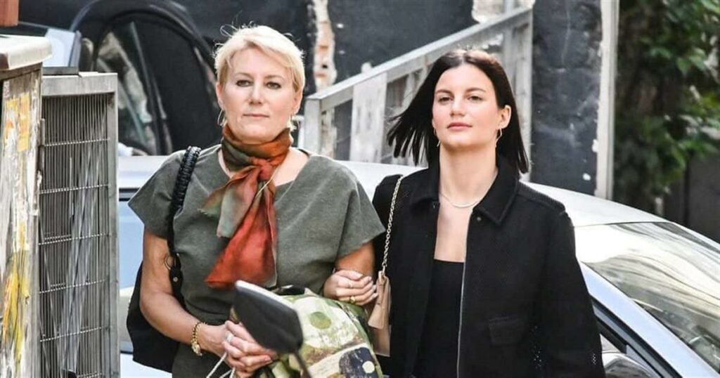 Αλίκη Καραμανλή: «Οι γονείς μου με στηρίζουν, όταν τους εντοπίζω ανάμεσα στους θεατές, ενθουσιάζομαι»