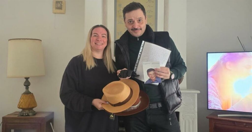 Αλέξανδρος Τσουβέλας: Η οικογένεια του Χάρρυ Κλυνν του χάρισε προσωπικά του αντικείμενα – Συγκινημένος ο κωμικός