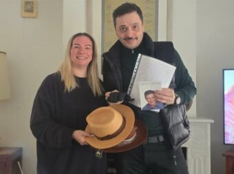 Αλέξανδρος Τσουβέλας: Η οικογένεια του Χάρρυ Κλυνν του χάρισε προσωπικά του αντικείμενα – Συγκινημένος ο κωμικός