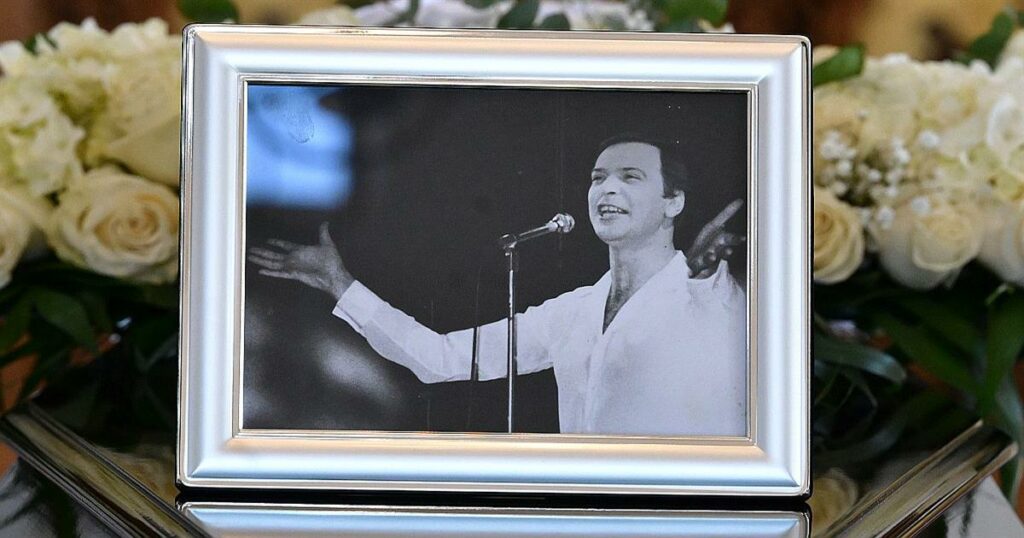 «Τελευταίο αντίο» στον Γιώργο Μαρίνο: Σε κλίμα βαθιάς οδύνης η κηδεία του μεγάλου showman στη Βούλα – Οι πρώτες εικόνες