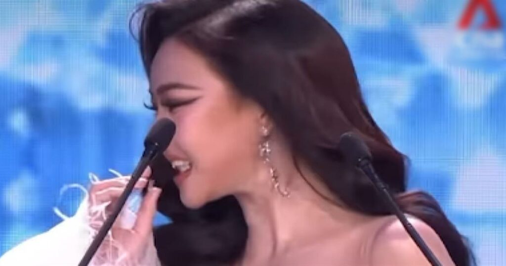 Μις Ταϊλάνδη: Η στιγμή που «φεύγουν» τα δόντια υποψήφιας πάνω στη σκηνή (Βίντεο)