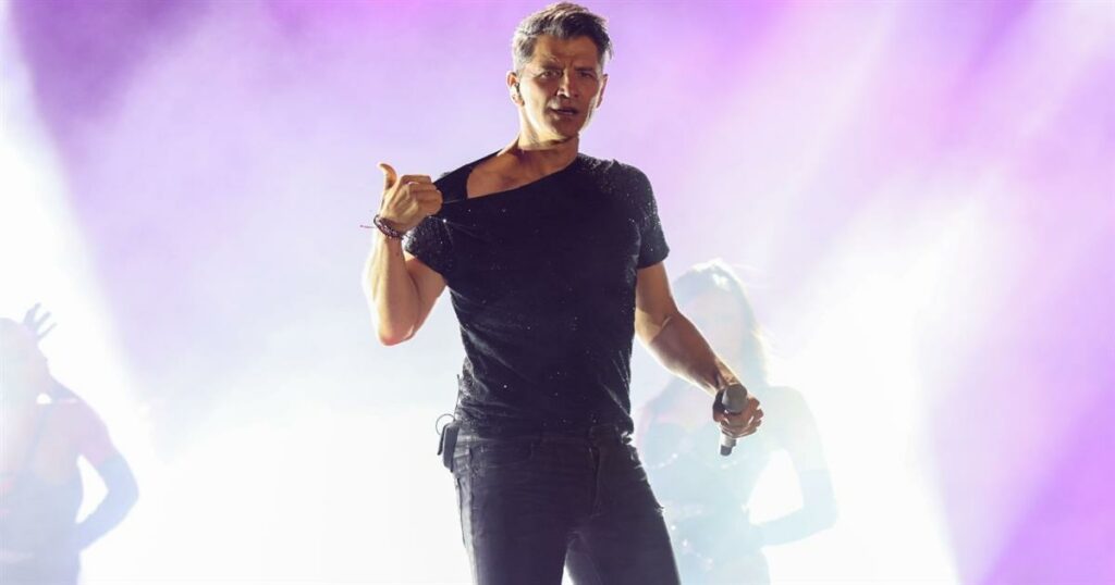 Σάκης Ρουβάς: Ποιος είναι ο σωσίας του… 20 χρόνια πριν!