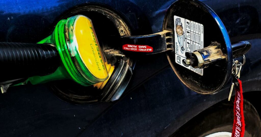 Ψυχραιμία! Οι Έλληνες κάνουν ουρές στα βενζινάδικα και αδειάζουν τα αποθέματα, 1,76 η βενζίνη – Τελειώνει η αμόλυβδη…