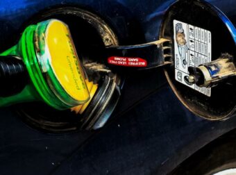 Ψυχραιμία! Οι Έλληνες κάνουν ουρές στα βενζινάδικα και αδειάζουν τα αποθέματα, 1,76 η βενζίνη – Τελειώνει η αμόλυβδη…