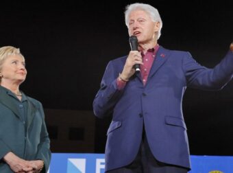 Μπιλ Κλίντον: Viral στιγμή που σπρώχνει την Χίλαρι σε διάβαση πεζών (Βίντεο)