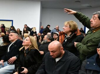 Ο Άρειος Πάγος μετά το χάος στη δίκη των Τεμπών: «Φαινόμενα “αγανακτισμένων”, εμποδίζουν την έναρξη, απειλούν ζωές δικαστών»