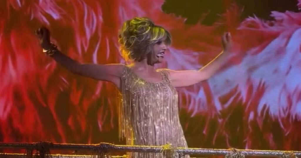 Έλενα Παπαρίζου: Επέστρεψε στη σκηνή μετά από τη περιπέτεια με την υγεία της (Βίντεο)