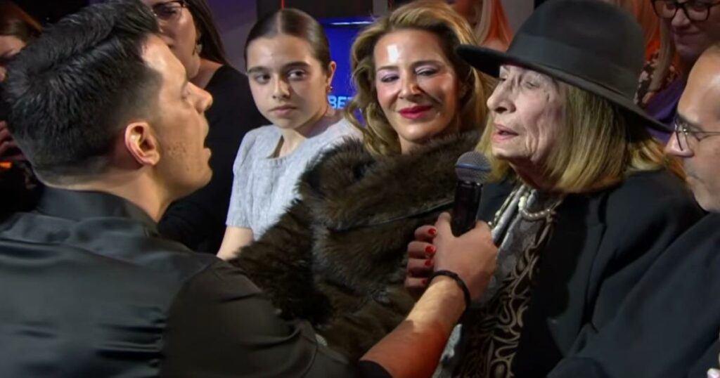 Θοδωρής Φέρρης: Η συγκινητική στιγμή που τραγούδησε με την μητέρα του στην σκηνή του J2US