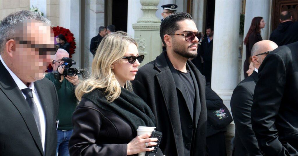 Γαρυφαλλιά Καληφώνη: Άγριο κράξιμο στα social που πήγε στην κηδεία της Μαρινέλλας με καφέ στο χέρι και όχι με ένα λουλούδι