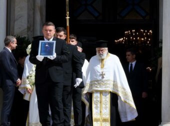 Κηδεία Μαρινέλλας: Το τελευταίο χειροκρότημα στην θρυλική καλλιτέχνιδα (Βίντεο)