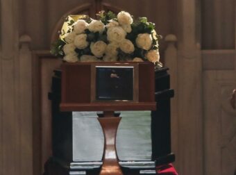 Κηδεία Μαρινέλλας: Σοκαριστική η εικόνα της μέσα στο φέρετρο με κόκκινο φουλάρι – «Ήταν μια κούκλα»