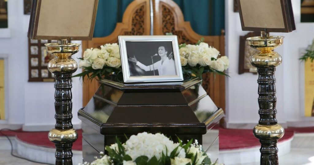 Γιώργος Μαρίνος: Σε κλίμα συγκίνησης η κηδεία του – «Τσακίζει» κόκαλα το στεφάνι της Παγιατάκη