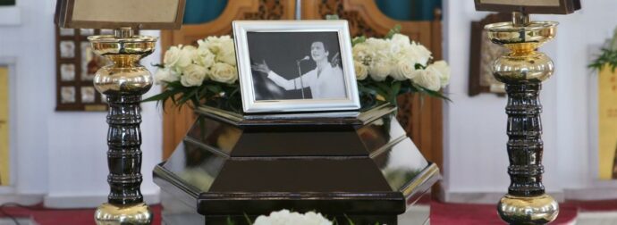 Γιώργος Μαρίνος: Σε κλίμα συγκίνησης η κηδεία του – «Τσακίζει» κόκαλα το στεφάνι της Παγιατάκη