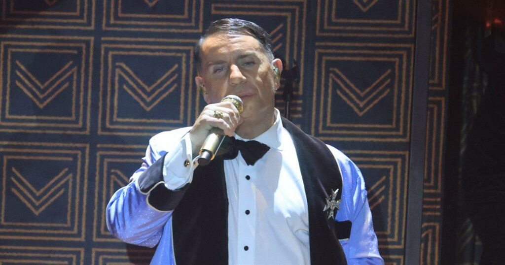 Γιώργος Μαζωνάκης: Η νέα εκκεντρική του εμφάνιση με κόκκινα μαλλιά (Βίντεο)