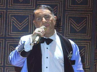 Γιώργος Μαζωνάκης: Η νέα εκκεντρική του εμφάνιση με κόκκινα μαλλιά (Βίντεο)