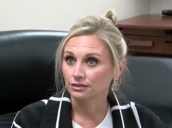 Καταδικάστηκε δήμαρχος που συνευρέθηκε ερωτiκά με τον 16χρονο καλύτερο φίλο του γιου της