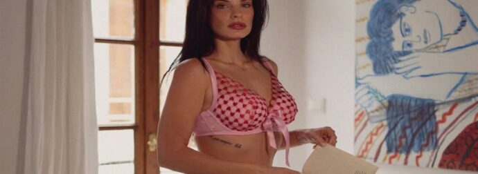 «Το σώμα δεν είναι ίδιο σε κάθε περίοδο»: Το μήνυμα της Μπόμπα για τις αλλαγές στο σώμα της μετά τα δίδυμα και οι αδημοσίευτες φωτογραφίες