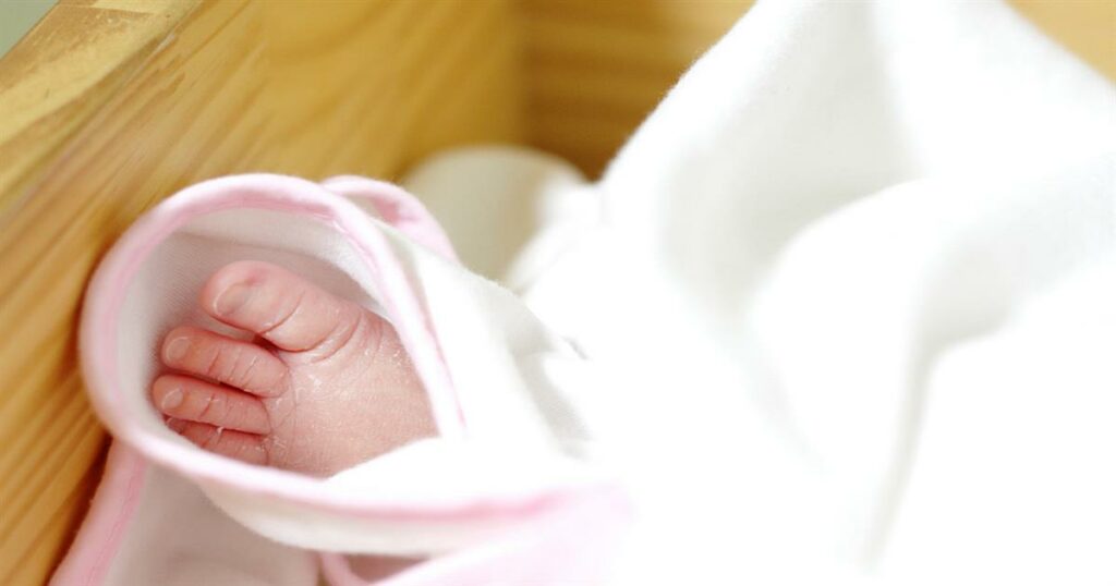 Οι δικαιολογίες της μητέρας του βρέφους: «Το δάγκωναν τα ξαδέρφια του, έπεσε από το καρότσι» – «Αυτοί οι γονείς θα πρέπει να κάτσουν στο σκαμνί, τελεία και παύλα. Πού είναι αυτές οι κοινωνικές υπηρεσίες σε κάθε Δήμο;» (video)