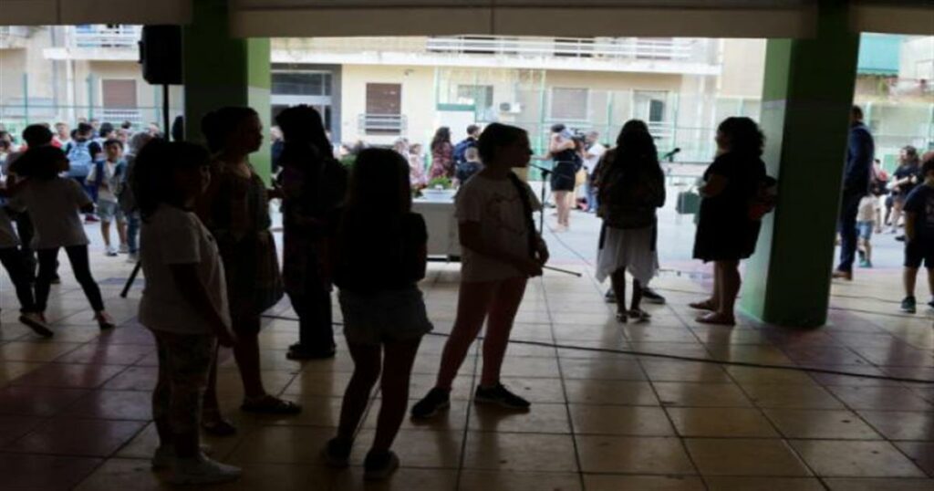 Έδωσαν σε συμμαθητή τους σε δημοτικό να πιεί νερό από το καζανάκι τουαλέτας – Έφτυσαν μέσα