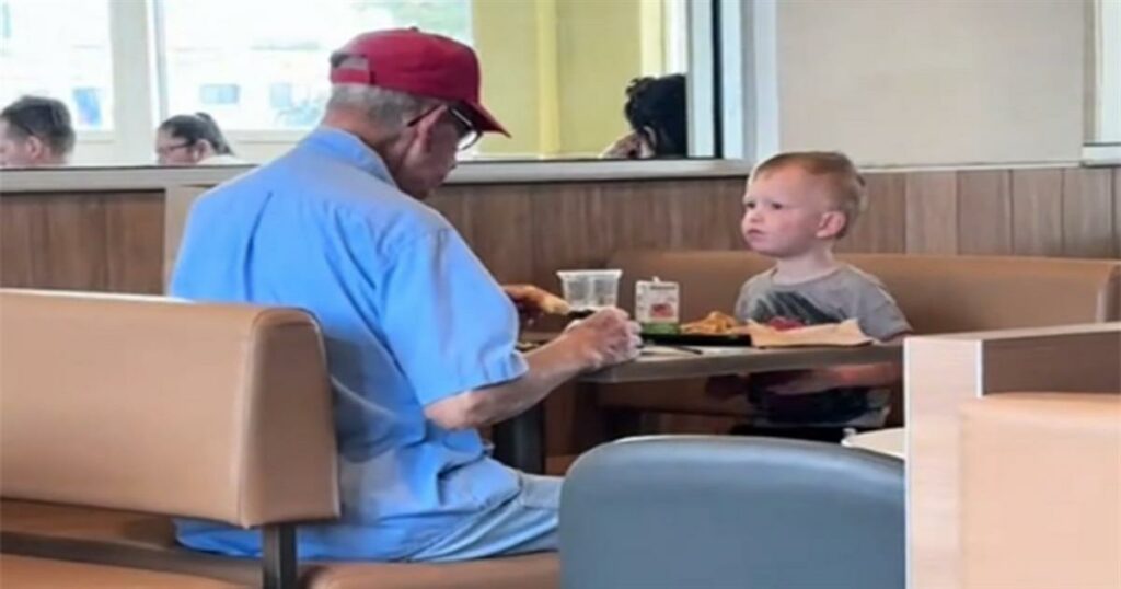 Μπόμπιρας κάνει παρέα σε ηλικιωμένο που τρώει μόνος του στα McDonald’s – Πήρε το φαγητό του και πήγε να κάτσει μαζί του