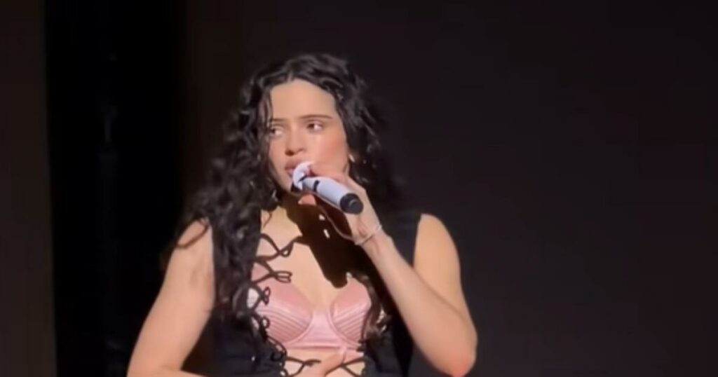 Ροσαλία: Διέκοψε τη συναυλία της στο Μιλάνο –  «Έχω πάθει πολύ σοβαρή τροφική δηλητηρίαση, πονάω» (Βίντεο)