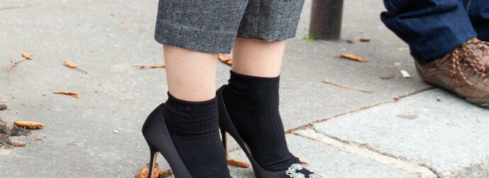 Ούτε άσπρο, ούτε κόκκινο: Αυτό το χρώμα κάλτσες φοράνε τα it-girls φέτος