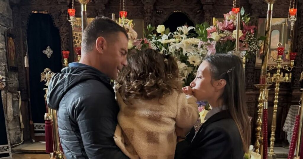 Αγγελόπουλος – Βαμβακούση: Στην εκκλησία με την κόρη τους (Φωτογραφίες)