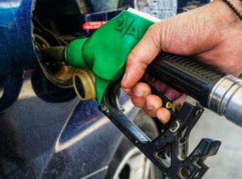 Fuel pass: Πόσο θα μειωθεί ο λογαριασμός για ένα γέμισμα του ρεζερβουάρ