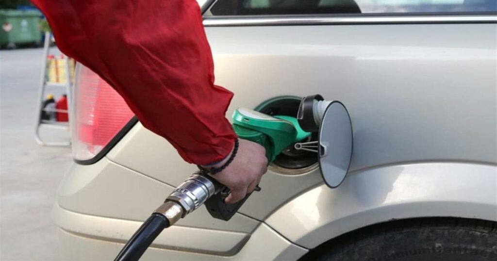 Ουρές από το πρωί στα βενζινάδικα λόγω φόβου ανατιμήσεων – «Εξαντλείται η αμόλυβδη» λέει η Ένωση Βενζινοπωλών