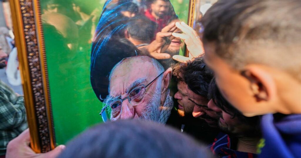 Θρήνος στο Ιράν για τον θάνατο του Αλί Χαμενεΐ – Στους δρόμους ο κόσμος – Η στιγμή που δημοσιογράφος ανακοινώνει τον θάνατο του (video)