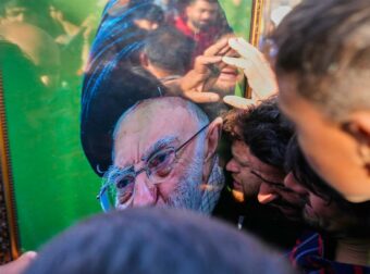 Θρήνος στο Ιράν για τον θάνατο του Αλί Χαμενεΐ – Στους δρόμους ο κόσμος – Η στιγμή που δημοσιογράφος ανακοινώνει τον θάνατο του (video)