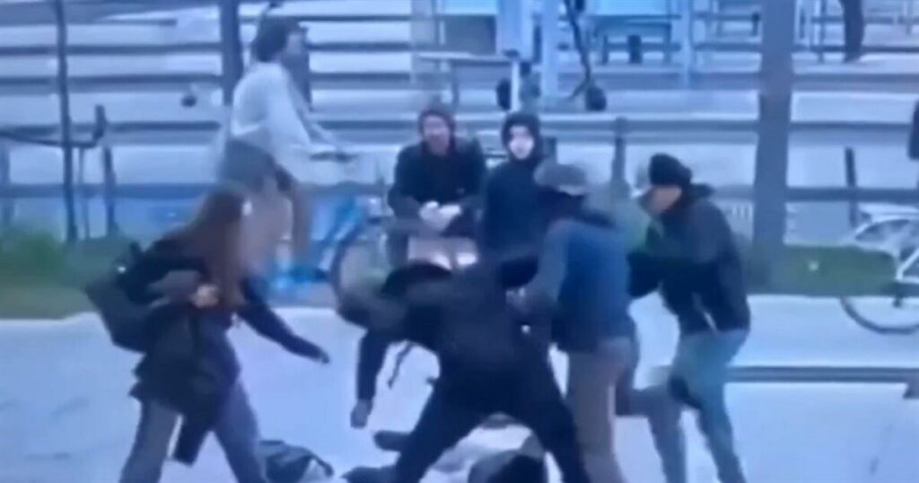 Σοκαριστικός ξυλοδαρμός νεαρού γιατί υπερασπίστηκε μια κοπέλα – Τον άφησαν αναίσθητο (video)