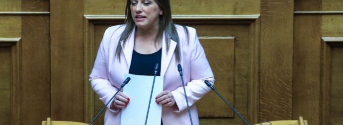 «Κοιτάξτε εμένα»: Νέο βίντεο της Ζωής Κωνσταντοπούλου από τα δικαστήρια Λάρισας μετά τις μηνύσεις