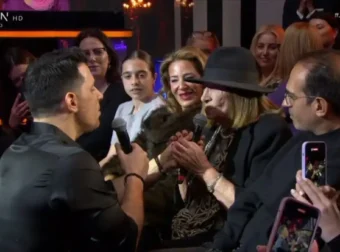 Θοδωρής Φέρρης: Η συγκινητική στιγμή που τραγουδάει μαζί με τη μητέρα του στο πλατό του J2US