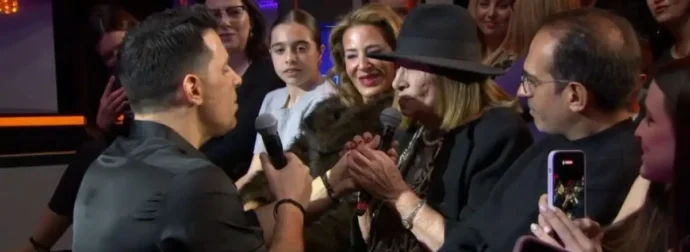 Θοδωρής Φέρρης: Η συγκινητική στιγμή που τραγουδάει μαζί με τη μητέρα του στο πλατό του J2US