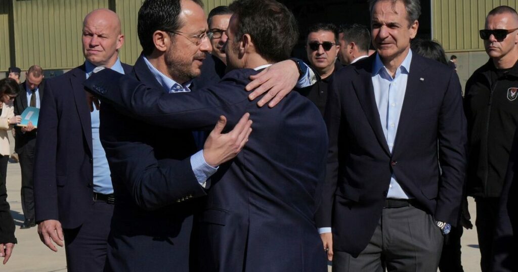 Άγριο τρολάρισμα Daily Mail σε Στάρμερ με την αγκαλιά Μακρόν – Χριστοδουλίδη (video)