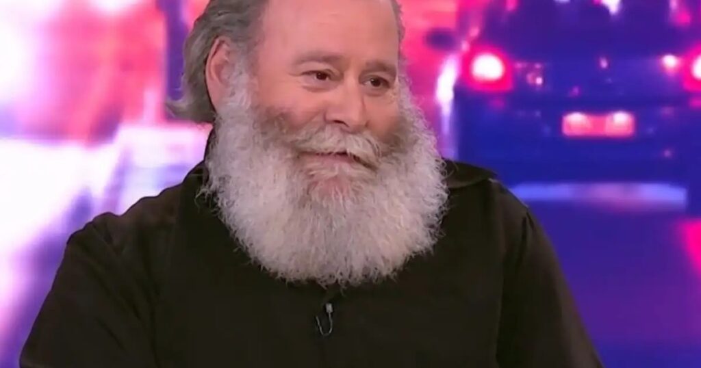 Κωστής Σαββιδάκης: «Με σταύρωσε ο παπάς και κόλλησε ο σταυρός στην πλάτη, ο παππάς μου είπε να πάω για εξετάσεις, έκανα και σε 3 ημέρες…»