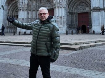 Ο Τάσος Δούσης με ένα άρθρο φωτιά για τους υποκριτές του Πάσχα: «Πώς ήρθες έτσι στον επιτάφιο μωρή μαλ…»