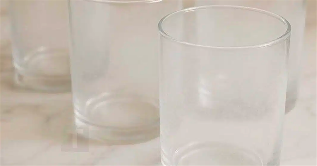 Η γιαγιά μου μού έμαθε αυτό το κόλπο για να κάνω τα θαμπά ποτήρια να αστράψουν σε 2 λεπτά χωρίς καθόλου κόπο. Να πώς γίνεται