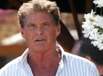 Σοκάρει η εικόνα του Ντέιβιντ Χάσελχοφ: Εμφανώς καταβεβλημένος και περπατάει με πι (βίντεο)