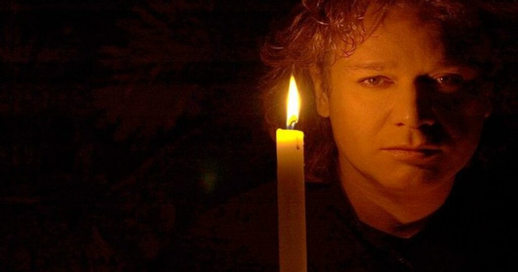 Ποιος είναι ο Πέτρος Γαϊτάνος: Το «αγκάθι» της ομοφυλοφιλίας και οι 44 δίσκοι με ύμνους – Η άνοδος, η πτώση και η ανατρεπτική πορεία της ζωή του!