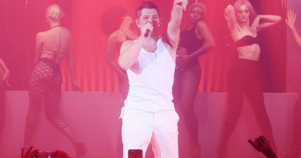 Σάκης Ρουβάς: Τραγούδησε Καζαντζίδη στη σκηνή – Δείτε βίντεο