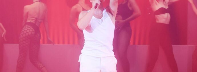 Σάκης Ρουβάς: Τραγούδησε Καζαντζίδη στη σκηνή – Δείτε βίντεο