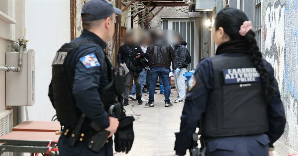 Θρίλερ στο κέντρο της Αθήνας: «Μίλησε» το βίντεο πριν τη μοιραία πτώση της 30χρονης –  Τα κρίσιμα λεπτά πριν τον θάνατο